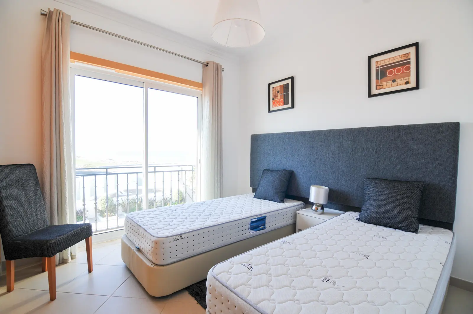 Chambre avec deux lits et balcon