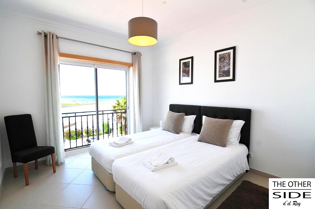 Chambre 3 : deux lits simples et vue mer