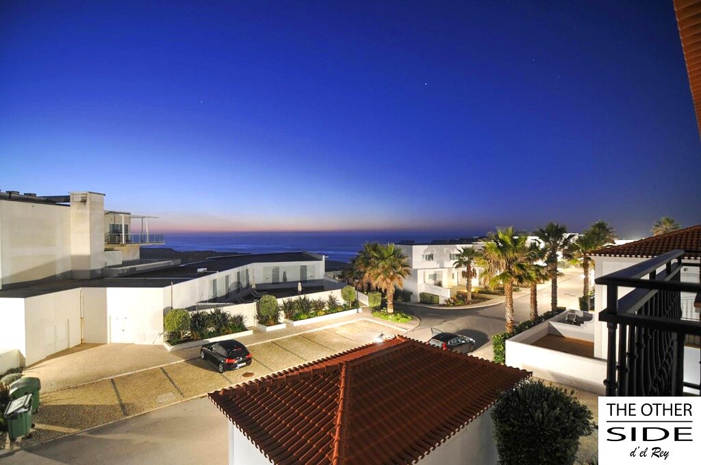 Crépuscule sur les toits du resort