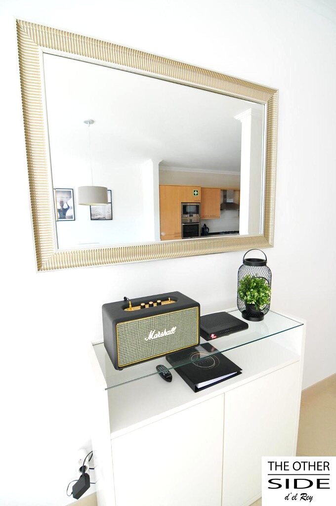 Détail du séjour : enceinte et grand miroir
