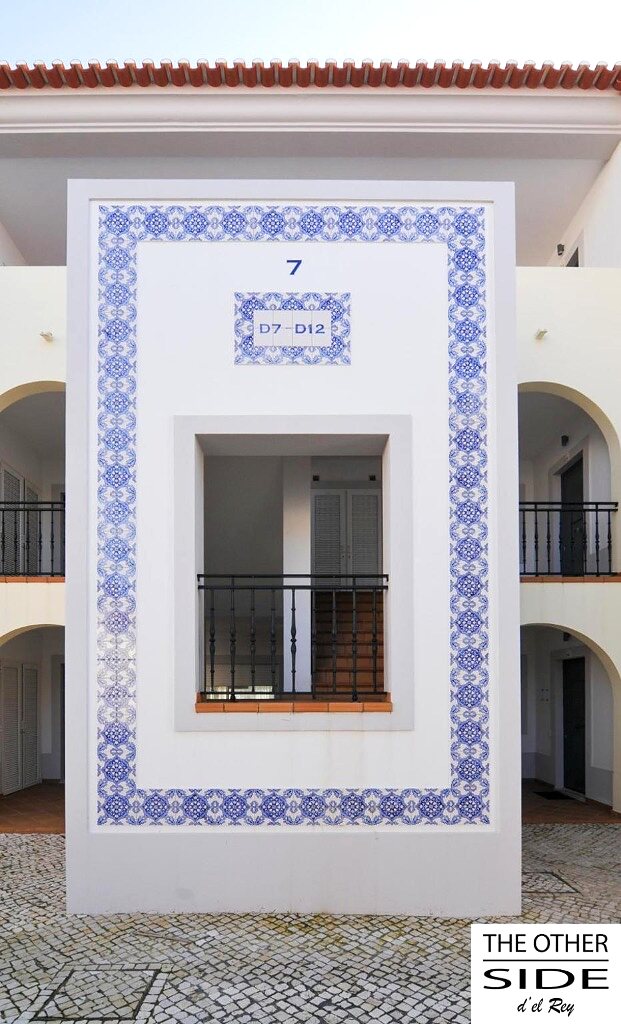 Façade blanche et azulejos bleus