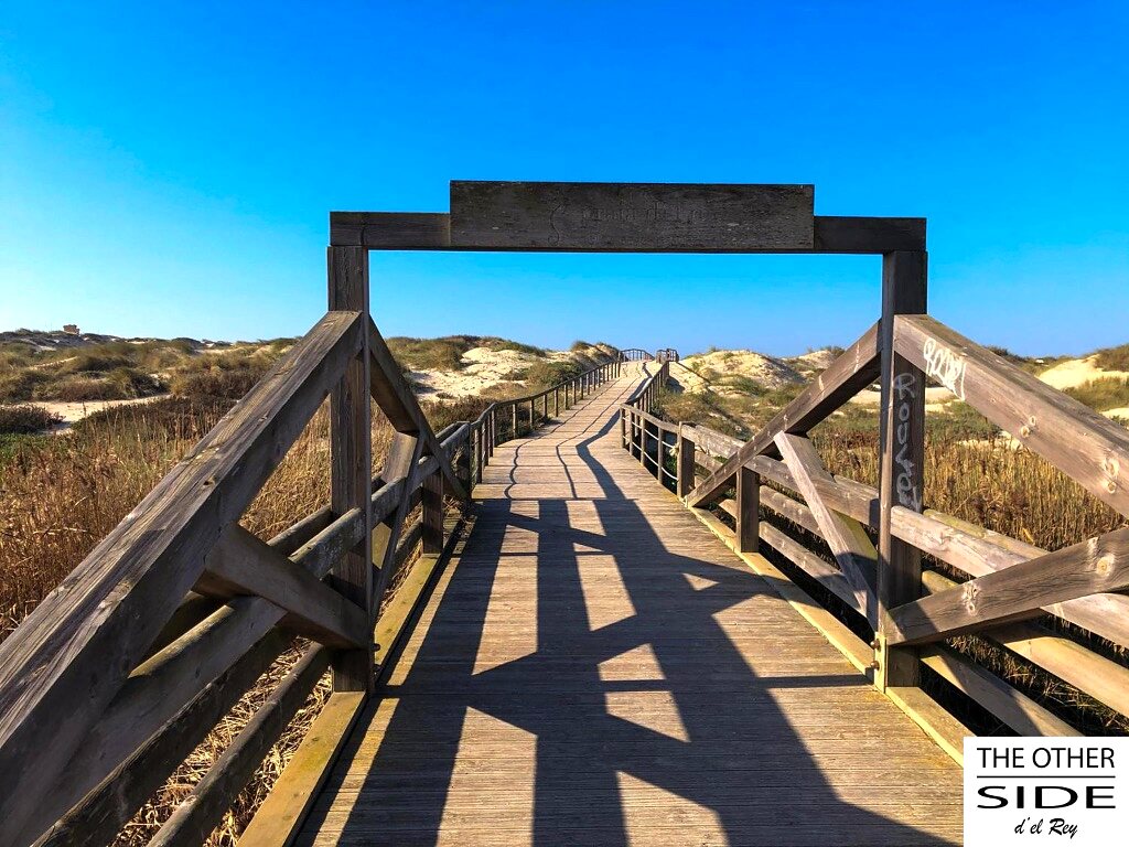 La passerelle en bois vers la plage