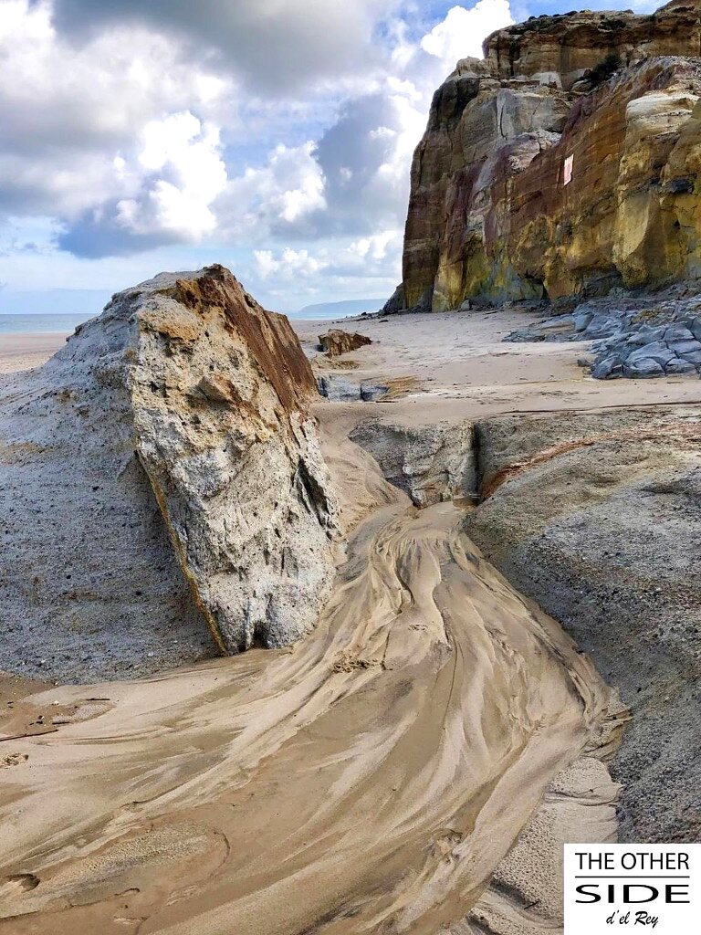 Plage sauvage et blocs de pierre