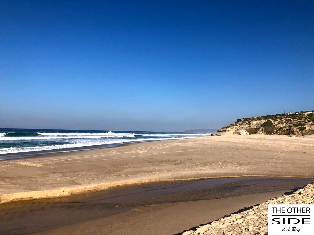 Vagues et estuaire au pied des dunes