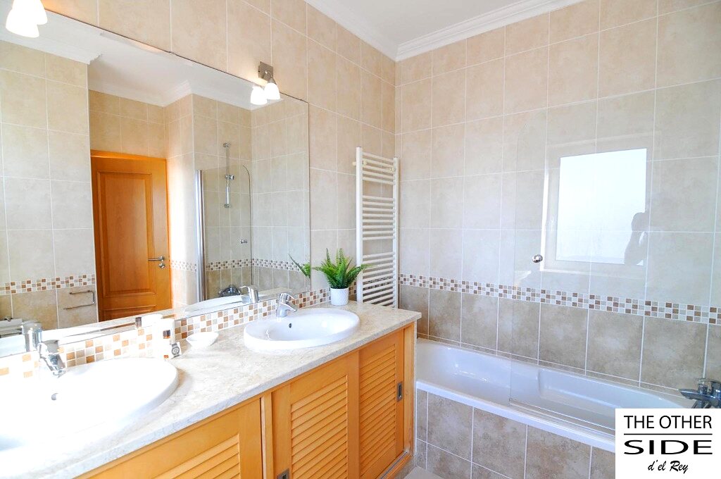 Salle de bain : double vasque et baignoire