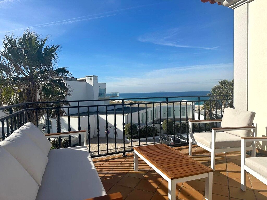 La terrasse plein ouest et son salon d’extérieur face à l’océan