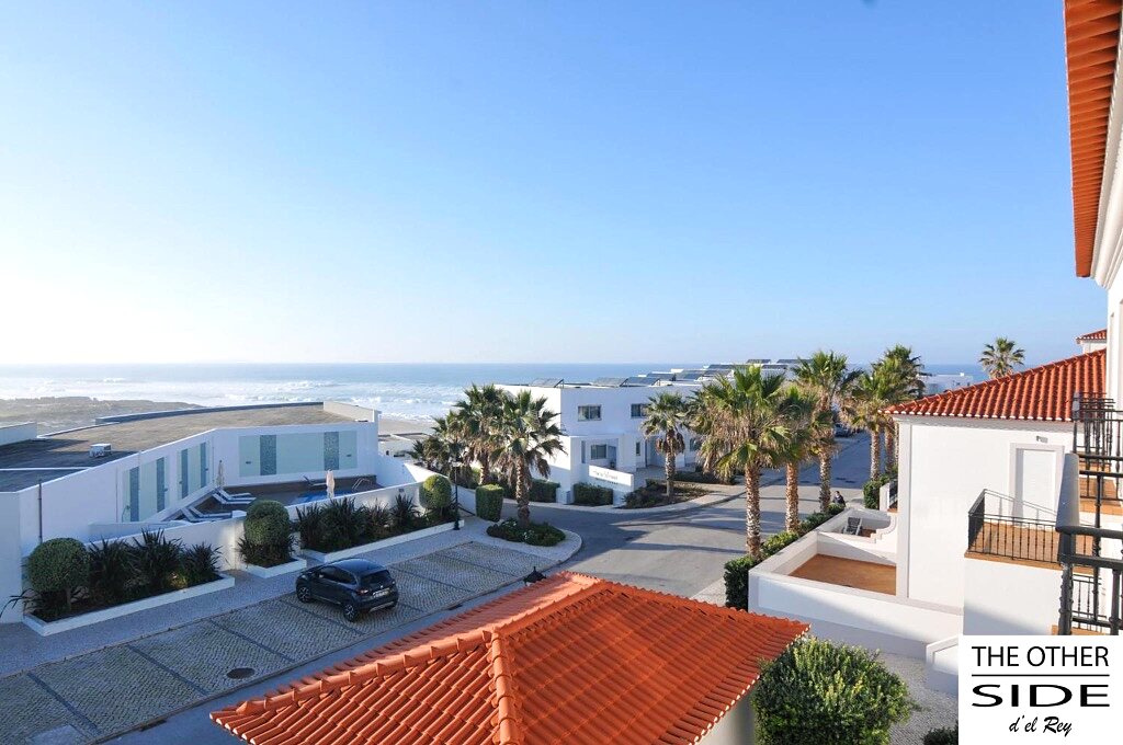 Vue panoramique sur l’Atlantique, les villas du resort et les palmiers